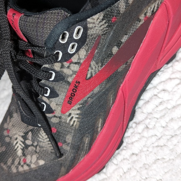 Brooks Cascadia 16 SASQUATCH Black Grey Red Trail Mens Runner - Picture 3 of 7